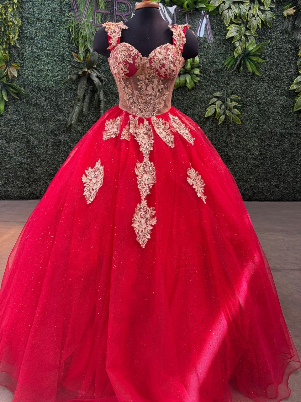 Vestido de quinceañera rojo con apliques dorados