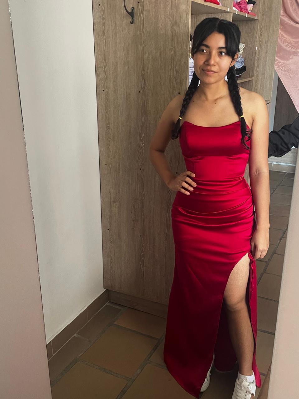 Vestido rojo satinado ceñido con abertura