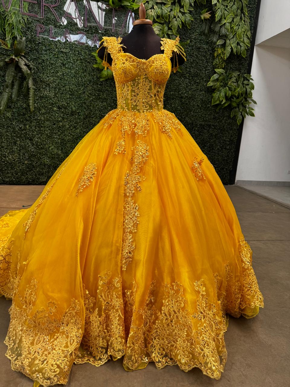 Vestido de quinceañera amarillo con bordados