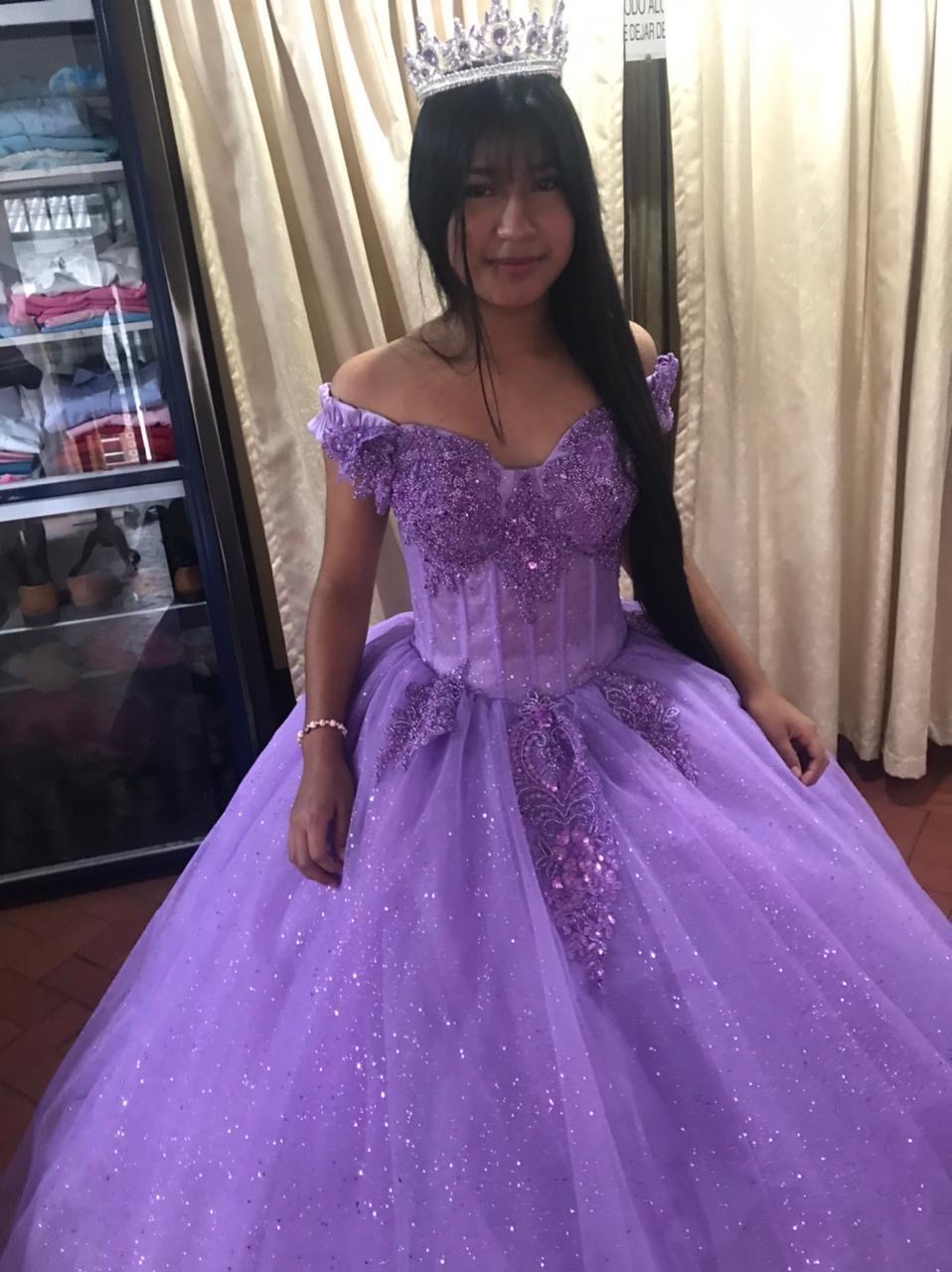 Vestido morado en escenario elegante