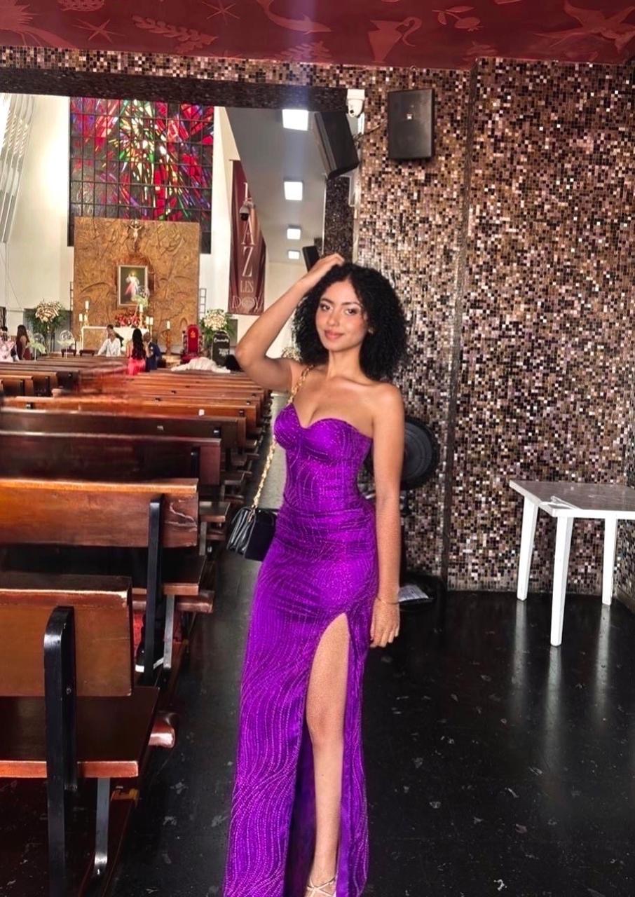Vestido rojo de quinceañera con corona