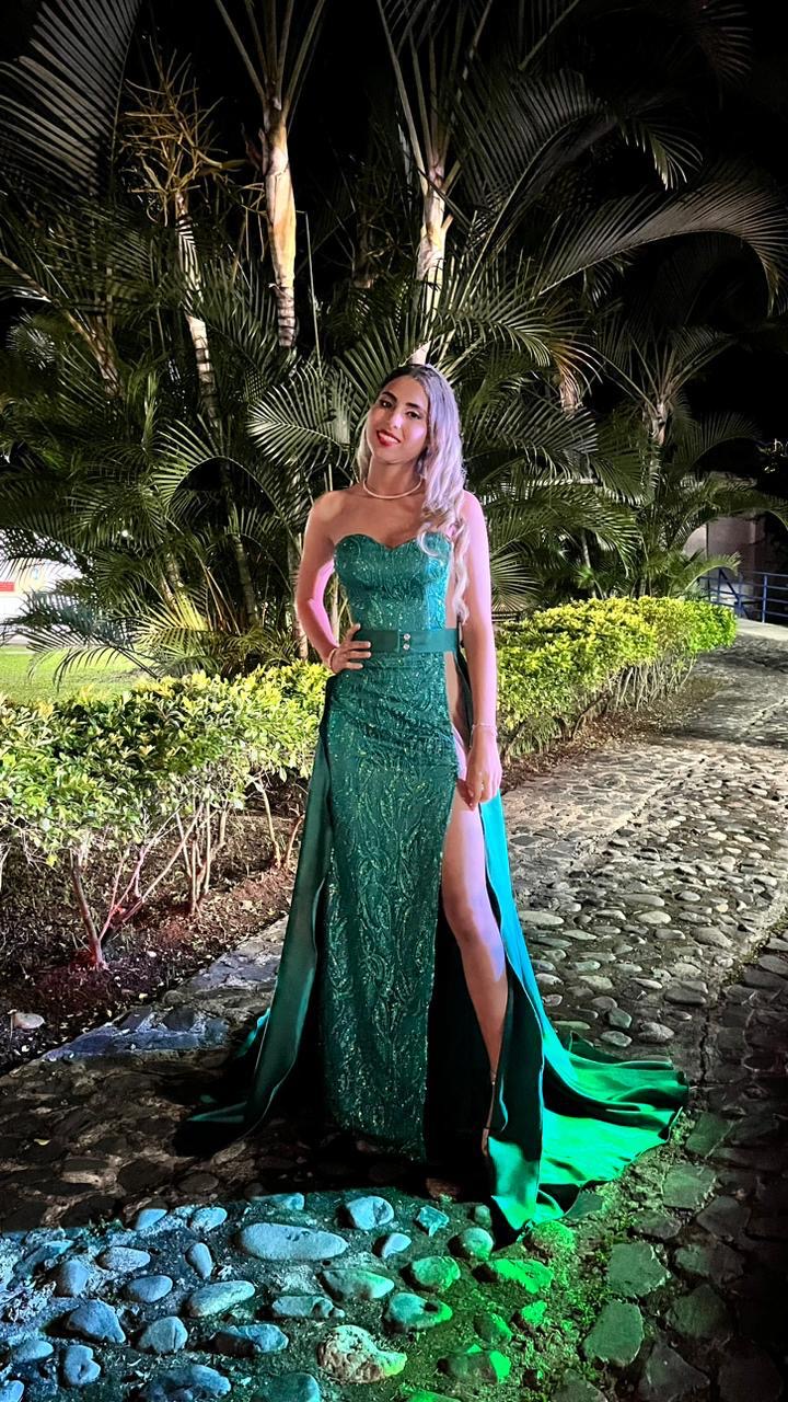 Vestido lila con brillos y corona