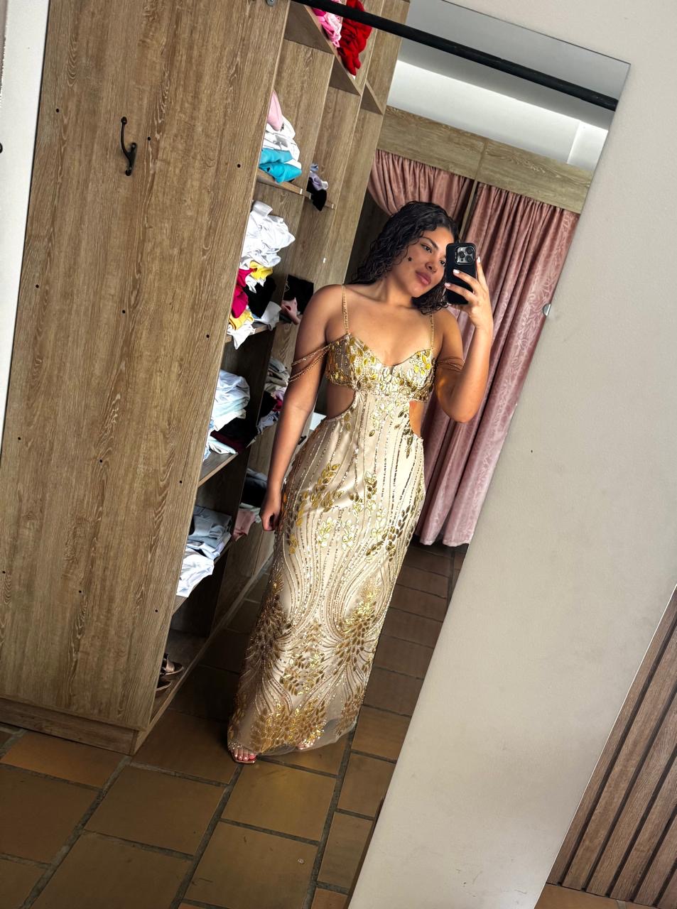 Vestido rosado con apliques florales